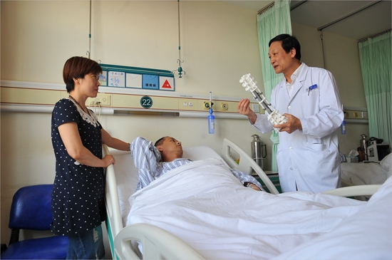 刘忠军给患者及家属讲解手术过程.jpg