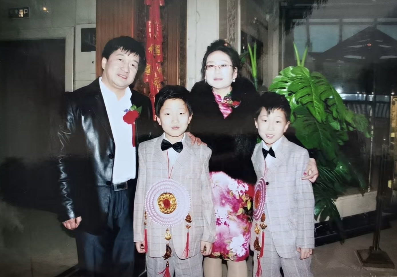 图4 耿浩然、耿逸然全家福.jpeg